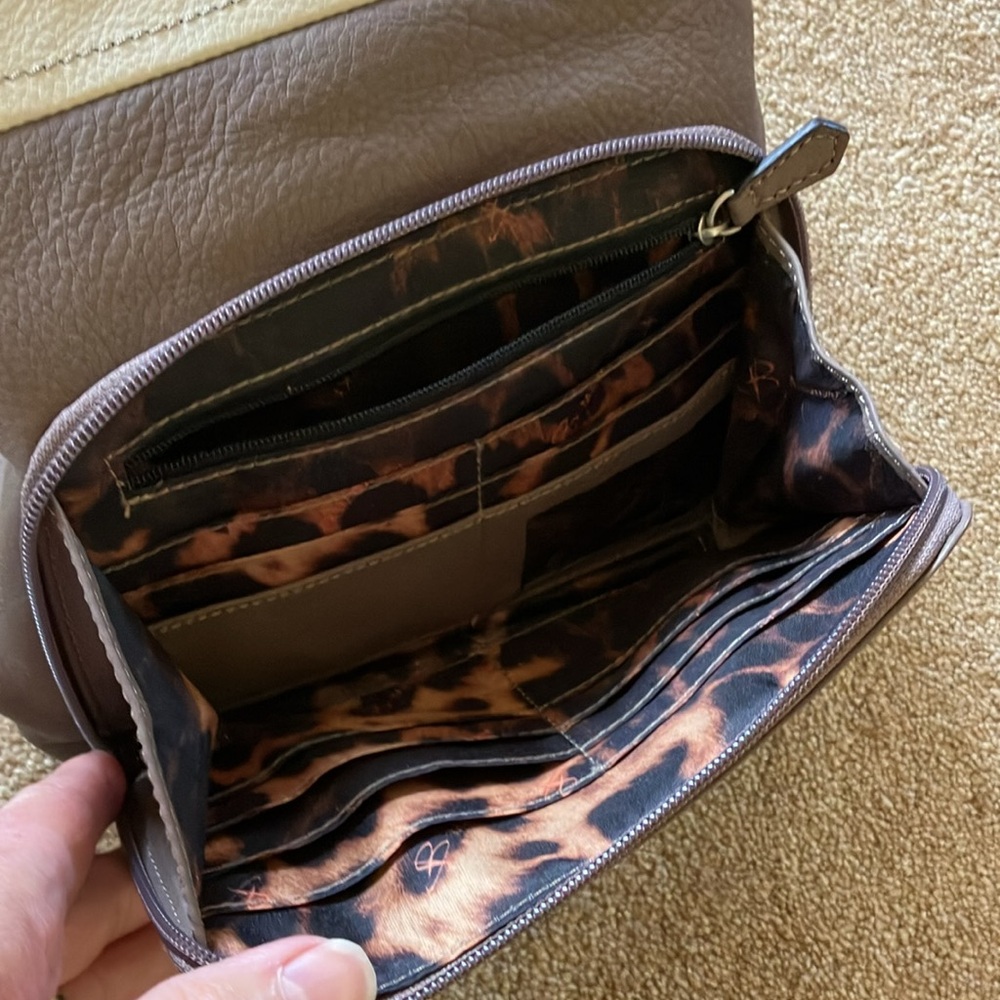 B MAKOWSKY CROSS BODY WITH ENCLOSED WALLET
CLAY AND CREAM COLOR
EX CONDITION - Picture 5 of 11